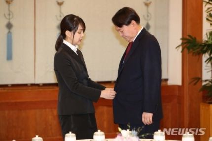 윤석열 전 검찰총장의 아내 김건희 씨는 2019년 7월 청와대에서 열린 윤 전 총장의 검찰총장 임명장 수여식에 함께 참석했다. 2019.07.25./사진=뉴시스.