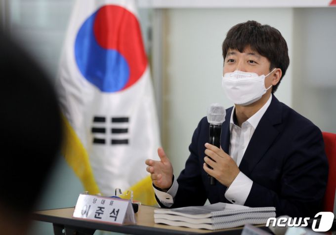 (서울=뉴스1) 이동해 기자 = 이준석 대표가 29일 오후 서울 여의도 중앙당사에서 열린 국민의힘 대선 경선후보 간담회에서 인사말을 하고 있다.  간담회에는 이 대표 및 서병수 경선준비위원장과 김태호, 박진, 안상수, 유승민, 윤희숙, 원희룡, 장기표, 최재형, 하태경, 홍준표, 황교안(가나다순) 등 후보자 11명이 참석했다. 2021.7.29/뉴스1