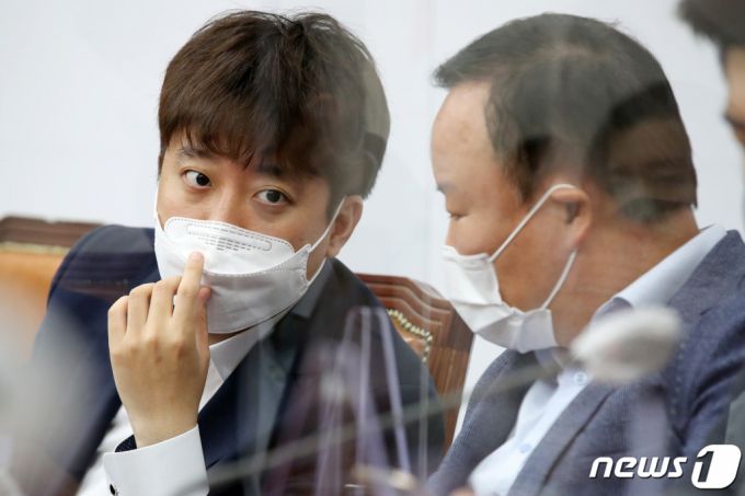 이준석 국민의힘 대표와 김재원 최고위원이 29일 서울 여의도 국회에서 열린 최고위원회의에서 대화하고 있다. /사진=뉴스1