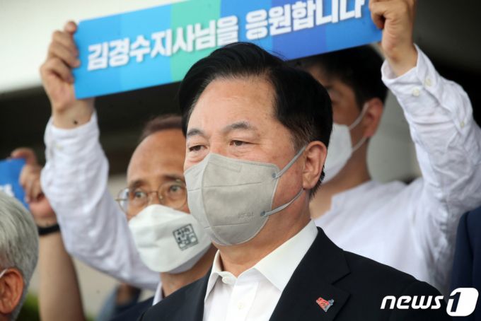 김두관 더불어민주당 의원이 21일 오전 경남도청 앞 정문에서 김경수 도지사 지지자들과 함께 플래카드를 들고 있다. 2021.7.21/뉴스1