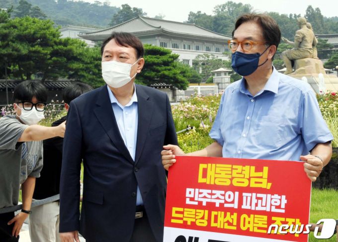 윤석열 대선 예비후보가 29일 오전 서울 종로구 청와대 앞 분수대 광장에서 드루킹 댓글 조작 사건과 관련해 문재인 대통령의 사과를 촉구하며 1인 시위를 하고 있는 정진석 국민의힘 의원을 격려하고 있다. /사진=뉴스1