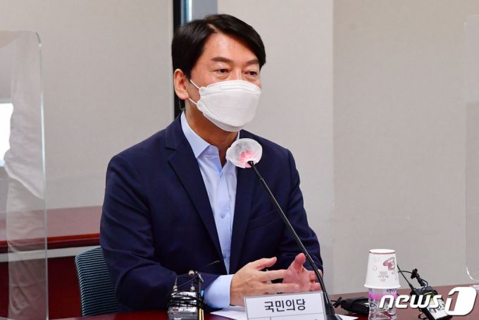 지난 26일 서울 용산구 대한의사협회에서 열린 국민의당-대한의사협회 정책간담회 '4차 팬데믹 대응방안 모색'에서 안철수 대표가 코로나19 펜더믹 상황과 관련 발언을 하고 있다. /사진=뉴스1.