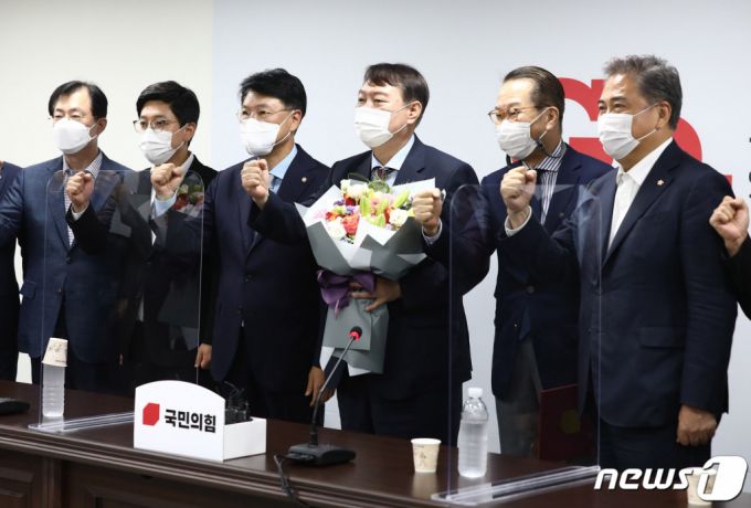 (서울=뉴스1) 구윤성 기자 = 야권 대선주자인 윤석열 전 검찰총장이 30일 오후 서울 여의도 국민의힘 중앙당사에서 입당 원서를 제출한 뒤 꽃다발을 들고 기념촬영을 하고 있다. 2021.7.30/뉴스1