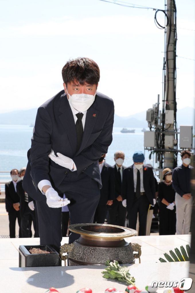 (광주=뉴스1) 황희규 기자 = 이준석 국민의힘 대표가 30일 오전 전남 여수시 여순사건 희생자 위령비를 찾아 참배하고 있다. 2021.7.30/뉴스1