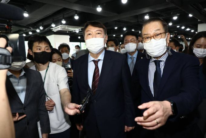 윤석열 대선 예비후보가 30일 오후 서울 여의도 국민의힘 중앙당사를 방문해 대외협력위원장인 권영세 의원에게 입당원서를 제출한 후 회의장을 나서고 있다. / 사진제공=뉴시스