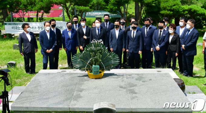 대권 도전에 나선 윤석열 전 검찰총장이 지난 17일 오전 광주 북구 망월동 민족민주열사묘역(5·18 구 묘역)에서 참배하고 있다. /사진=뉴스1.