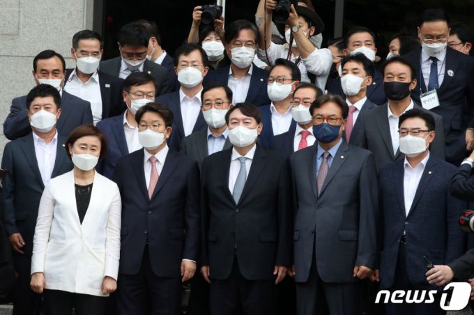 윤석열 전 검찰총장이 올해 6월 29일 오후 서울 서초구 매헌 윤봉길 의사 기념관에서 열린 대선 출마 기자회견에 앞서 정진석, 권성동 의원등 참석자들과 함께 지지자들에게 인사하고 있다. /사진=뉴스1.