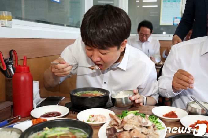 이준석 국민의힘 대표가 30일 오후 전남 순천시 웃장에서 시장 상인들과 인사를 나눈 뒤 한 국밥집을 찾아 식사하고 있다. /사진=뉴스1.