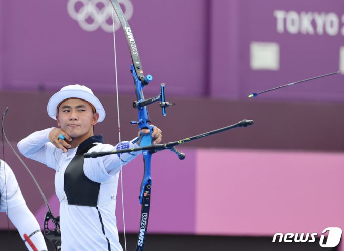 (도쿄=뉴스1) 송원영 기자 = 양궁 김제덕이 26일 일본 도쿄 유메노시마 공원 양궁장에서 열린 2020 도쿄올림픽 양궁 남자단체전 8강에서 활을 쏘고 있다.2021.7.26/뉴스1