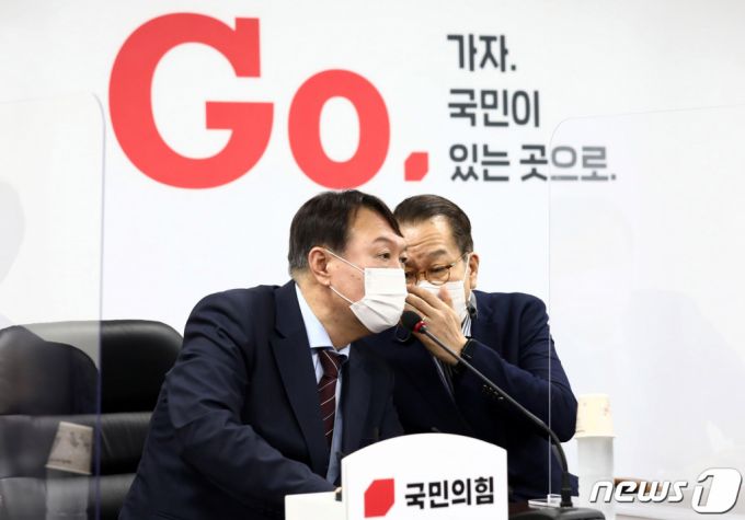 야권 대선주자인 윤석열 전 검찰총장(왼쪽)이 30일 오후 서울 여의도 국민의힘 중앙당사에서 입당 발표에 앞서 대외협력위원장인 권영세 의원과 귀엣말을 하고 있다. /사진=뉴스1.
