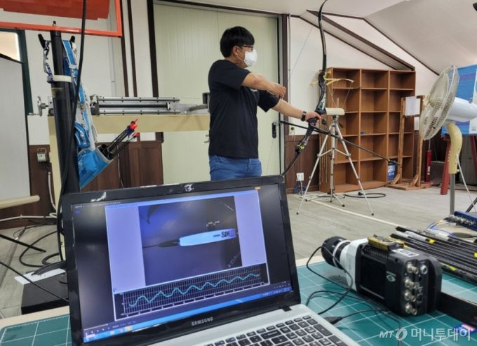 양궁용 활 제작기업 '윈엔윈'의 개발실에서 완성된 제품의 내구도 테스트가 진행되고 있다. / 사진 = 오진영 기자