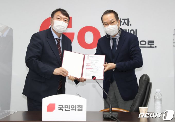 야권 대권주자인 윤석열 전 검찰총장이 30일 오후 서울 여의도 국민의힘 중앙당사를 방문해 대외협력위원장인 권영세 의원에게 입당원서를  제출하고 있다. /사진=뉴스1.