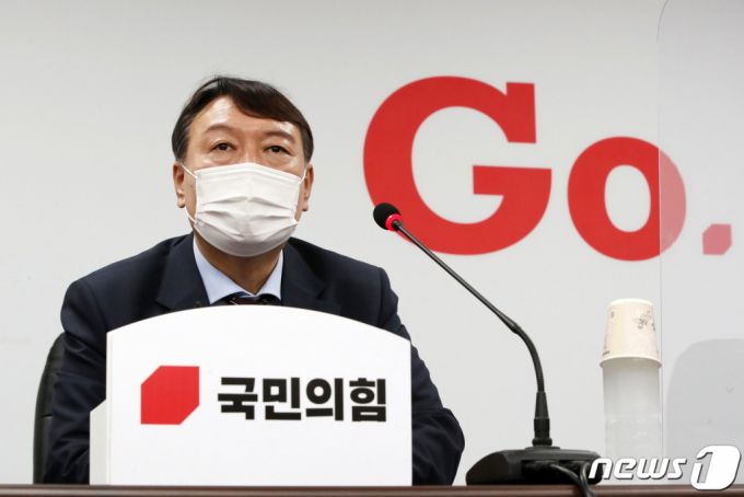 야권 대선주자인 윤석열 전 검찰총장이 30일 오후 서울 여의도 국민의힘 중앙당사에서 입당원서를 제출한 뒤 취재진과 질의응답을 하고 있다.  /사진=뉴스1.