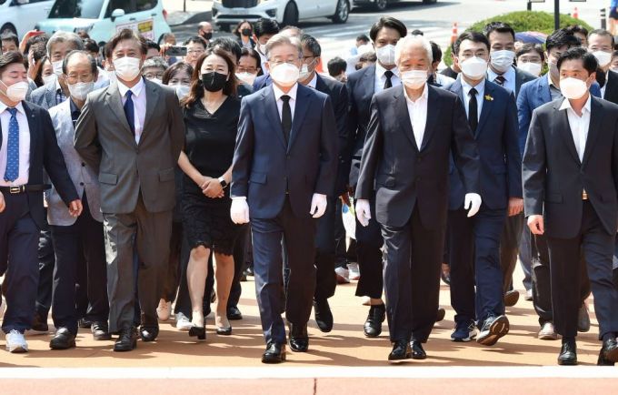 더불어민주당 대선주자인 이재명 경기도지사가 30일 오전 대구 달서구 2·28민주의거기념탑을 찾아 참배하고 있다. / 사진제공=뉴시스