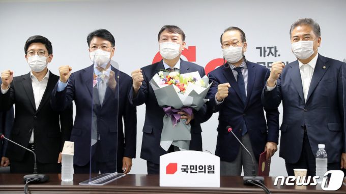 야권 대권주자인 윤석열 전 검찰총장(가운데)이 30일 오후 서울 여의도 국민의힘 중앙당사에서 대외협력위원장인 권영세 의원(오른쪽 2번째)에게 입당원서를 제출한 뒤 꽃다발을 들고 기념촬영을 하고 있다. /사진=뉴스1.