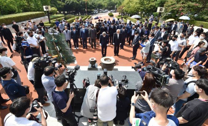 더불어민주당 대선주자인 이재명 경기도지사가 30일 오전 대구 달서구 2·28민주의거기념탑을 찾아 참배하고 있다. / 사진제공=뉴시스