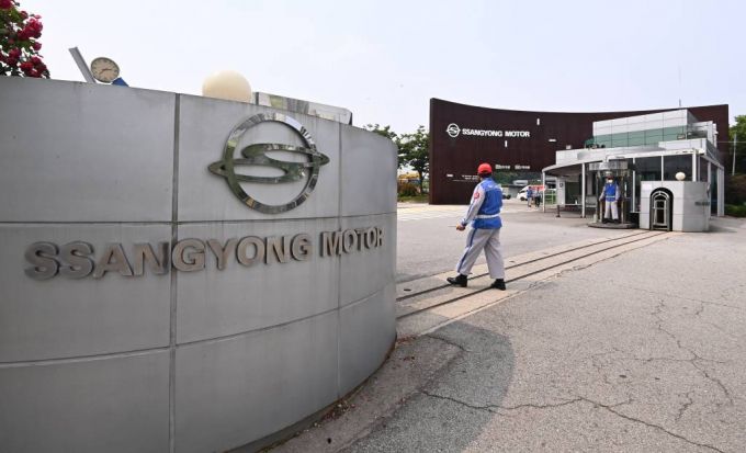 [평택=뉴시스]김종택기자 = 기업 회생절차를 밟고 있는 쌍용자동차 노조가 최대 2년간 직원의 절반이 무급 휴직하는 내용 등을 담은 자구안을 가결시켰다. 사진은 8일 오후 경기도 평택시 쌍용자동차 정문 모습. 2021.06.08. jtk@newsis.com