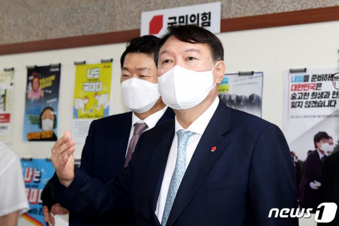 (서울=뉴스1) 구윤성 기자 = 국민의힘 대선 예비후보인 윤석열 전 검찰총장이 2일 오전 서울 여의도 국회에서 이준석 대표 등 당 지도부를 예방한 뒤 취재진의 질문에 답하고 있다. 2021.8.2/뉴스1