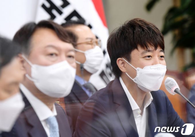 이준석 국민의힘 대표가 2일 서울 여의도 국회에서 최근 입당한 윤석열 전 검찰총장에게 입당 축하 인사말을 하고 있다. /사진제공=뉴스1