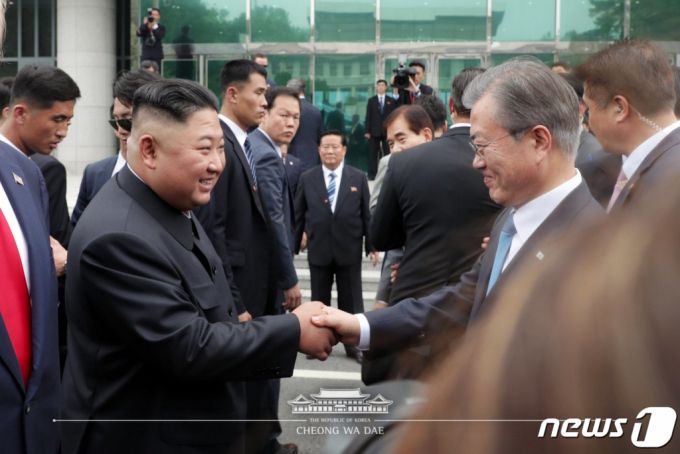 문재인 대통령이 30일 오후 판문점을 방문해 김정은 북한 국무위원장과 인사하고 있다.(청와대 페이스북) 2019.6.30/뉴스1