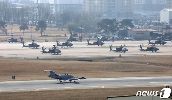 (평택=뉴스1) 조태형 기자 = 올해 전반기 한미 연합 지휘소연습(CCPT)이 시작된 8일 오후 경기도 평택 캠프 험프리스에 미군 헬기들이 계류돼 있다.  이번 훈련은 컴퓨터 시뮬레이션 방식의 도상훈련(CPX)으로만 진행되며, 한미 양국 군이 참여하는 대규모 야외 실기동훈련(FTX)은 포함되지 않는다. 2021.3.8/뉴스1