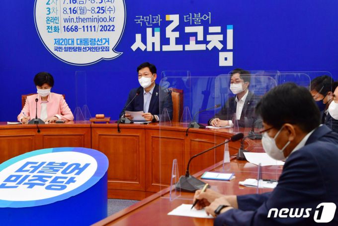 더불어민주당은 2일 최고위원회의에서 윤석열 전 검찰총장의 '부정식품' 발언을 겨냥해 비판을 쏟아냈다. 2021.8.2/사진=뉴스1