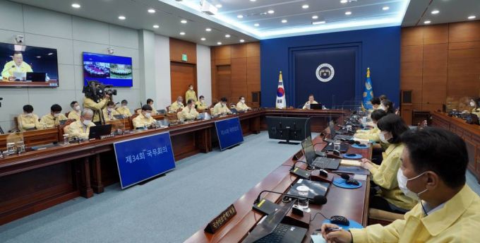 [서울=뉴시스] 문재인 대통령이 3일 청와대에서 열린 제34회 국무회의(영상)에서 발언하고 있다. (사진=청와대 제공) 2021.08.03. photo@newsis.com *재판매 및 DB 금지