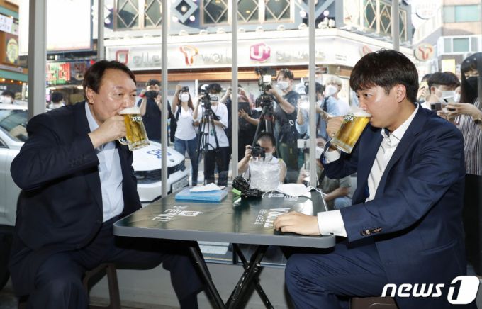 이준석 국민의힘 대표와 윤석열 전 검찰총장이 25일 오후 서울 광진구의 한 음식점에서 '치맥회동'을 하고 있다. 윤 전 총장의 앉은 자세를 두고 '쩍벌' 비판이 나오기도 했다. /뉴스1