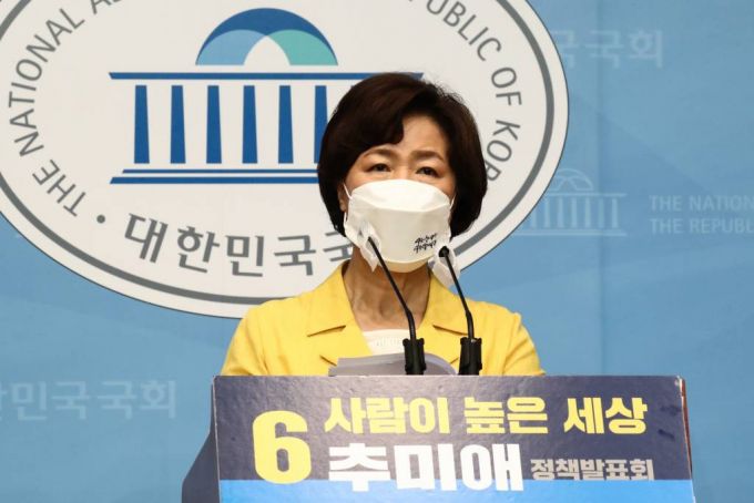 [서울=뉴시스] 전신 기자 = 추미애 더불어민주당 대선 예비후보가 29일 서울 여의도 국회 소통관에서 두번째 정책 공약을 발표하고 있다.