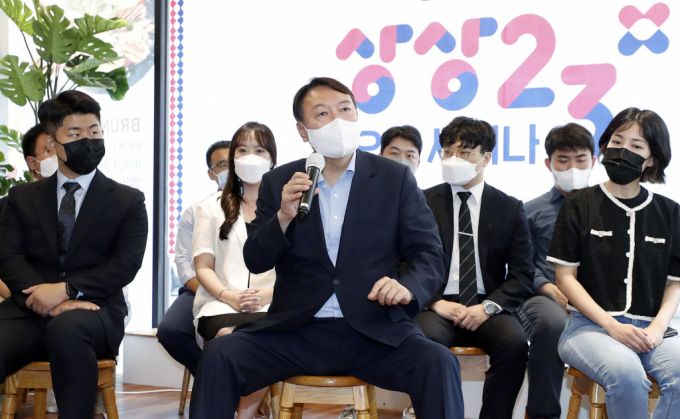 국민의힘 대권주자인 윤석열 전 검찰총장이 지난 1일 서울 여의도 북카페 하우스에서 열린 청년 정책 토론회 '상상23 오픈세미나'에 참석해 인사말을 하고 있다./사진=뉴스1