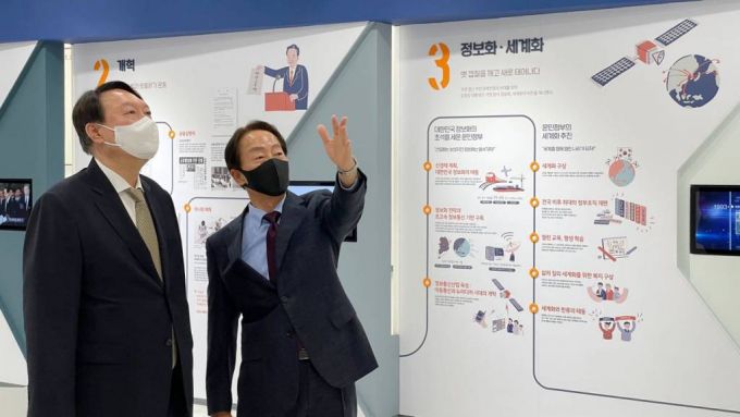 [서울=뉴시스]최동준 기자 = 대권주자인 윤석열 전 검찰총장이 2일 서울 동작구 김영삼 대통령 기념도서관을 방문해 김현철 김영삼민주센터 상임이사와 기념관을 둘러보고 있다. (사진=윤석열 전 총장 캠프 제공) 2021.07.02. photo@newsis.com *재판매 및 DB 금지