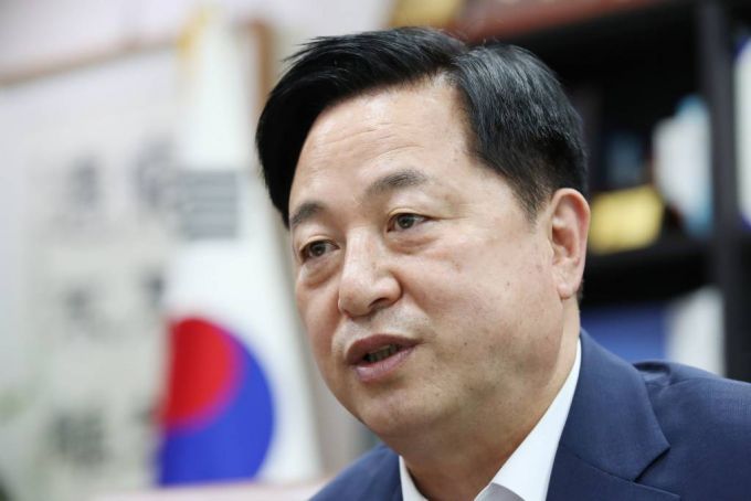 [서울=뉴시스] 전신 기자 = 더불어민주당 대권주자인 김두관 의원이 26일 서울 여의도 국회 의원회관 사무실에서 인터뷰하고 있다. 2021.07.27. photo1006@newsis.com