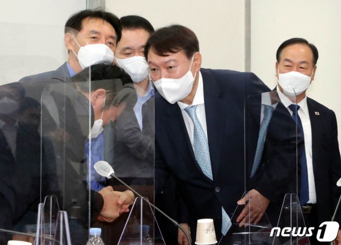 윤석열 국민의힘 대선 예비후보가 2일 오전 서울 여의도 국회에서 이준석 대표 예방에 앞서 같은 당 의원들과 인사하고 있다./사진=뉴스1
