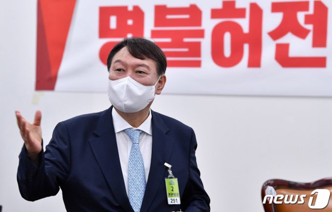 윤석열 국민의힘 대선 예비후보가 2일 오전 서울 여의도 국회에서 열린 국민의힘 초선모임 '명불허전 보수다 시즌5' 초청 강연에서 발언하고 있다./사진=뉴스1