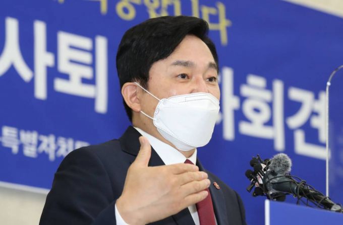 [제주=뉴시스 우장호 기자 = 대선 출마를 공식 선언한 원희룡 제주지사가 1일 오후 제주도청 4층 탐라홀에서 지사직 사퇴 기자회견을 하고 있다. 2021.08.01. woo1223@newsis.com