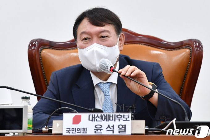 윤석열 국민의힘 대선 예비후보가 2일 오전 서울 여의도 국회에서 열린 국민의힘 초선모임 '명불허전 보수다 시즌5' 초청 강연에서 발언하고 있다./사진=뉴스1