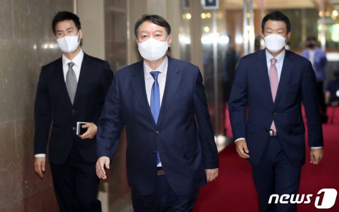 국민의힘 대선 예비후보인 윤석열 전 검찰총장은 지난 3일 오전 서울 여의도 국회에서 박병석 국회의장을 예방했다. 2021.8.3/사진=뉴스1