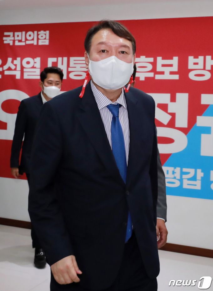 윤석열 국민의힘 대선 예비후보가 3일 오후 서울 은평구 은평갑 당원협의회를 방문하고 있다. /사진=뉴스1