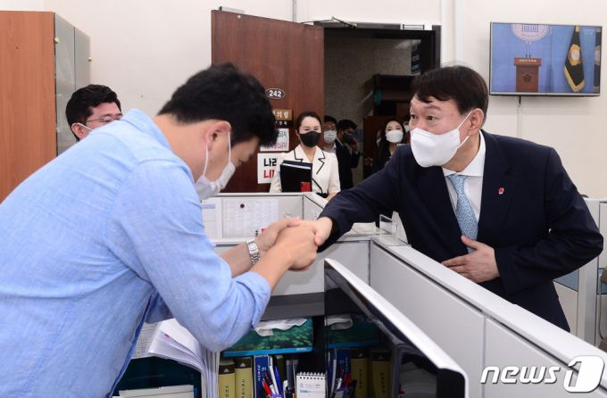 윤석열 국민의힘 대선 예비후보가 2일 오전 서울 여의도 국회에서 당 사무처 직원들과 인사하고 있다./사진=-뉴스1