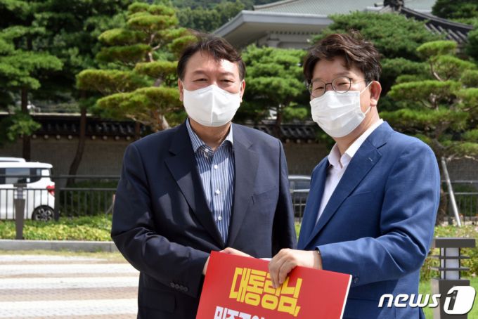 윤석열 전 검찰총장이 4일 오전 청와대 앞 분수대에서 드루킹 대선 여론조작에 대해 문재인대통령의 사과를 촉구하는 권성동 국민의힘 의원의 1인시위 현장에 방문해 대화하고 있다. /사진제공=뉴스1