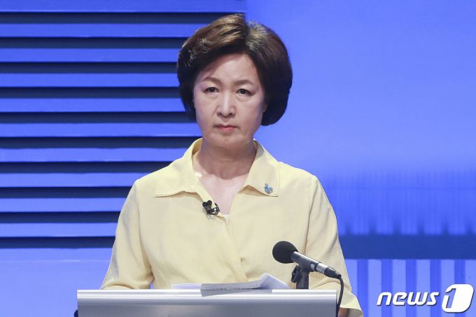 추미애 더불어민주당 대선 경선 후보가 4일 서울 마포구 YTN미디어센터에서 열린 YTN 주최 TV토론에 참석해 토론회 준비를 하고 있다./사진=뉴스1