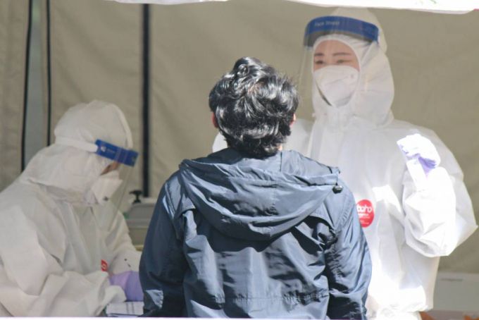 [대구=뉴시스]이지연 기자 = 지난달 5월18일 대구 달서구보건소를 찾은 한 외국인이 코로나19 진단검사를 받고 있다. 2021.05.18. ljy@newsis.com