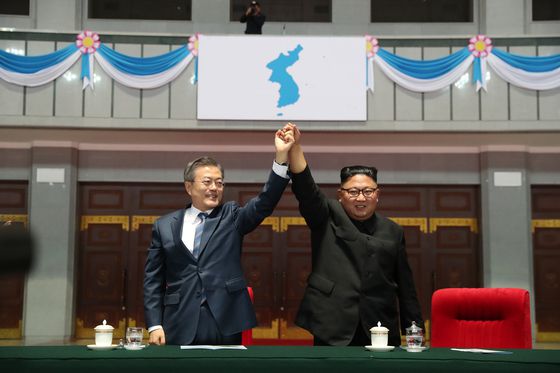 =  문재인 대통령과 북한 김정은 국무위원장이 19일 밤 평양 5.1 경기장에서 열린 '빛나는 조국'을 관람한 뒤 환호하는 평양 시민들에게 손을 들어 인사하고 있다. 2018.9.19/뉴스1