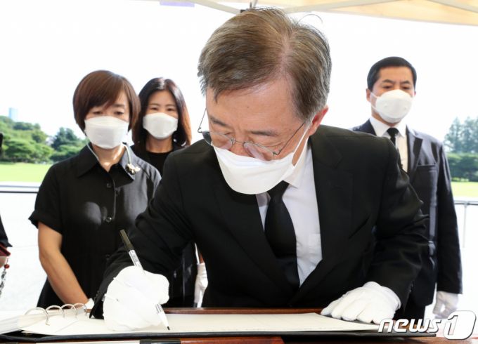 국민의힘 대선 예비후보인 최재형 전 감사원장이 5일 서울 동작구 국립서울현충원 임시 현충탑 참배소에서 참배를 마친 뒤 방명록을 작성하고 있다. 2021.8.5/사진=뉴스1