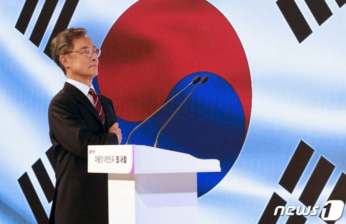 국민의힘 대선 예비후보인 최재형 전 감사원장이 지난 4일 대선 출마선언에 앞서 국기에 대한 경례를 하고 있다. 2021.8.4./사진=뉴스1