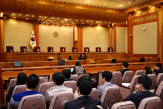 = (서울=뉴스1) 정회성 기자 박한철 헌법재판소장과 헌법재판관들이 서울 종로구 재동 헌법재판소에서 청소년 게임 이용 시간을 제한하는 셧다운제에 관한 결정을 내리고 있다.