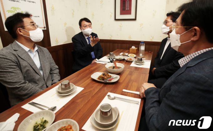 국민의힘 대선 예비후보인 윤석열 전 검찰총장이 3일 서울 여의도의 한 식당에서 재선의원들과 오찬 회동을 하고 있다. 왼쪽부터 시계방향으로 박성중 의원, 윤 전 총장, 송석준 의원, 이만희 의원. /사진=뉴스1