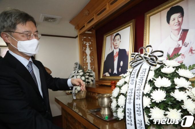 국민의힘 대권주자인 최재형 전 감사원장이 6일 경북 구미시 박정희 전 대통령 생가를 방문해 박 전 대통령 내외 영전에 헌화하고 있다.  /사진=뉴스1