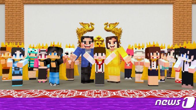 (서울=뉴스1) = 문재인 대통령과 김정숙 여사가 5일 제98회 어린이날을 맞아 ‘청와대 랜선 특별초청’ 영상을 통해 어린이들에게 축하 인사를 전했다. 사진은 '청와대 랜선 특별초청 영상' 속 게임(마인크래프트) 캐릭터로 변신해 가상공간의 대통령 집무실에서 어린이날 축하 인사를 하는 문 대통령 내외와 아이들 모습. (청와대 제공) 2020.5.5/뉴스1