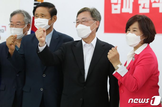 국민의힘 대선 예비후보인 최재형 전 감사원장(오른쪽 두번째)이 6일 오후 대구 수성구 범어동 국민의힘 대구시당을 찾아 지지자들과 기념사진을 찍고 있다. /사진=뉴스1